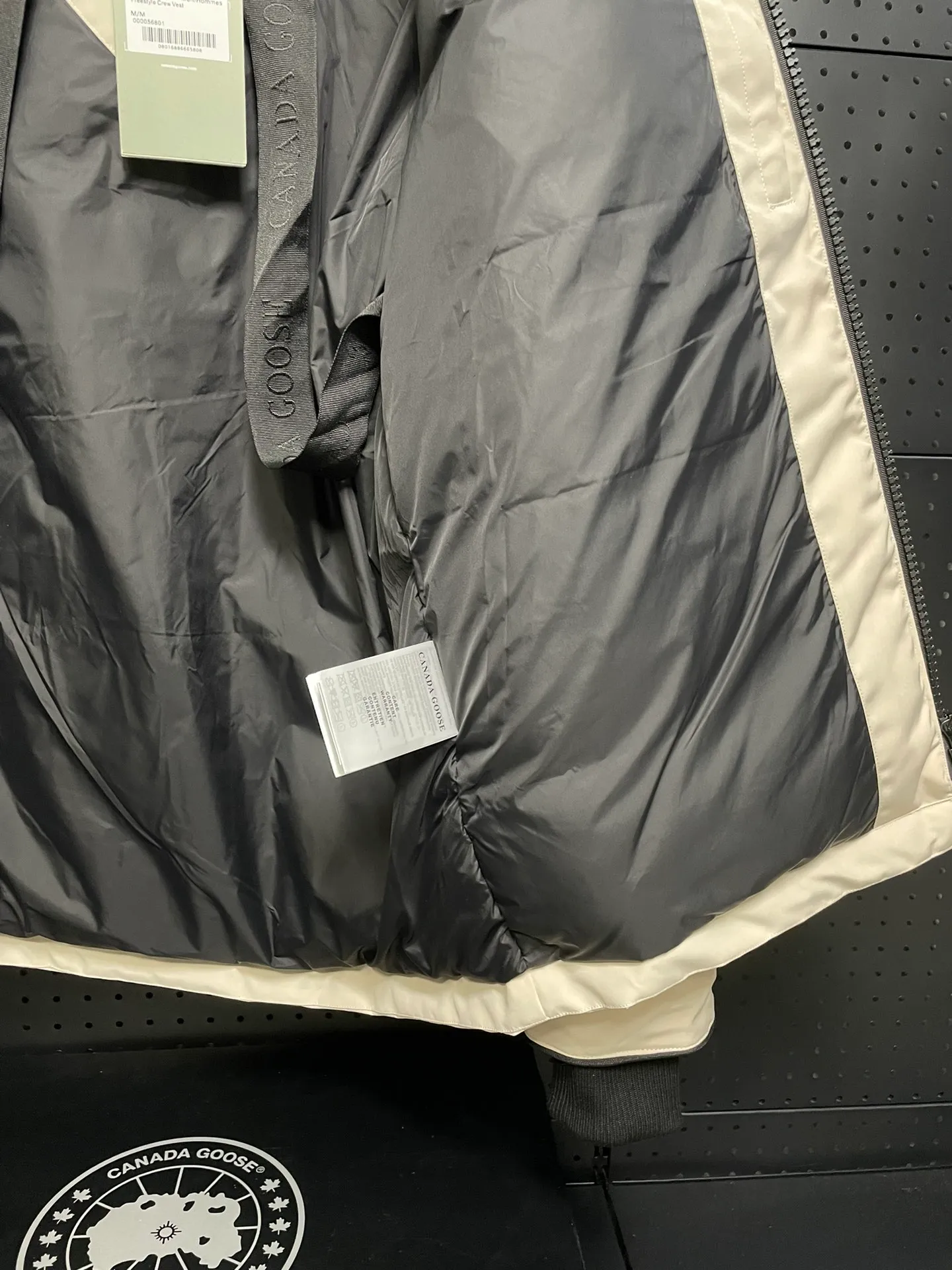 P800 forester men's new model black 24 models Canada Goose (Canada Goose) Men's model xs-xxl The highest version on the market! 🔥 Recommendation of single product for autumn and winter hard goods # Produced by OEM canada goose # The Canadian brand canada goose has always been recognized as the warmest down jacket, and its existence can often be seen in the winter street photos of various celebrities. I make Canada Goose every year, but I still can’t get rid of my love for it. No matter how cold the weather is, there’s no need to be afraid! Because this year, as always, we will provide you with ruthless goods and prepare large quantities of goods. I believe that the market has become a bit chaotic, but we are not afraid. Only good things are competitive, not comparing prices! No one is stupid enough to quote a high price and send old customers away! Look at price in the short term and quality in the long term! If you care about quality, please respect its price! If what you want is cheap, please don't expect good quality! You get what you pay for, this is the rule of the market! We really value quality. It is only worn by the one who understands you! Filling content: 90 international standard duck down! I won’t say much more, everyone sells their own goods! Regarding the down content, you can feel it with your hands. There is nothing wrong with good down. Another customer said that the clothes are very light, but the ones on the market are very heavy. For us insiders, adding some filament to the clothes will make them look bulging and heavy. But we won't do that! 🔥Pure original fidelity! 🔥Everyone who has been cooperating with us in the past few years knows that the large-scale wholesale market products are incomparable to us. You are welcome to visit the brick cabinet and then come to my home to buy! It is the legendary warmest down jacket. A goose and a single layer of clothing can withstand minus 20 degrees Celsius! Known as a must-have for Arctic outdoor sports! The most popular down jacket in the world, celebrities are rushing to buy it, it is a must-have!